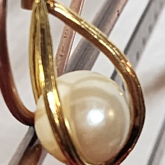 Avon Vintage Large Cream Floating Faux Pearl Inside a Gold Tone Cage Pendant - Picture 5 of 16